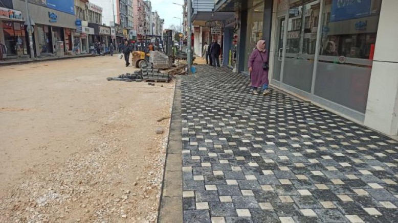 BURSA CADDESİ’NDE ÜSTYAPI ÇALIŞMALARI HIZ KAZANDI