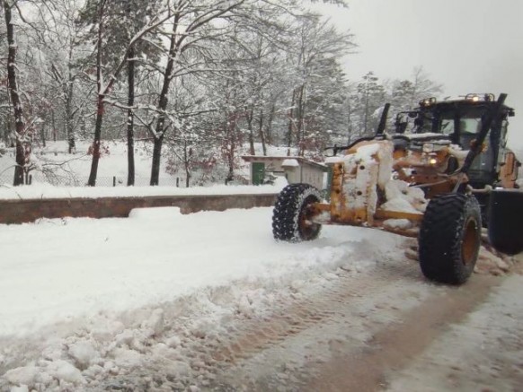 Bursa’da Kar Mesaisi: 12 Güzergâh Ulaşıma Açıldı.