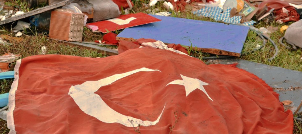 Lütfiye’de Dikkat Çeken Görüntü: Atıkların Arasında Türk Bayrağı Bulundu