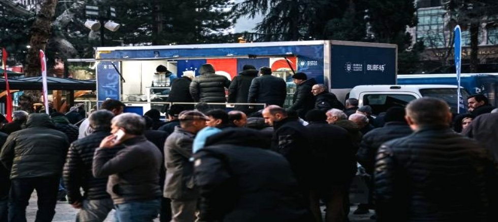 BÜYÜKŞEHİR’DEN VATANDAŞA SICAK ÇORBA İKRAMI