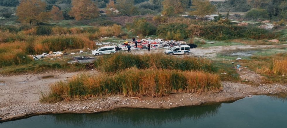 Lütfiye’de Dikkat Çeken Görüntü: Atıkların Arasında Türk Bayrağı Bulundu