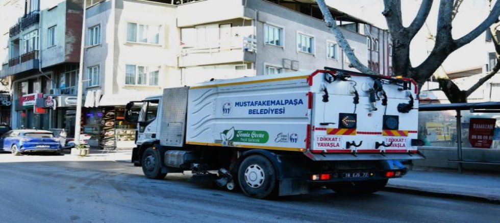 Mustafakemalpaşa Belediyesi Bayram Öncesi Temizlik Çalışmalarını Sürdürüyor