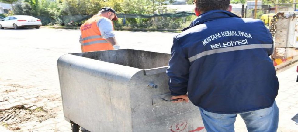 Mustafakemalpaşa’da eski çöp konteynerleri yenileniyor