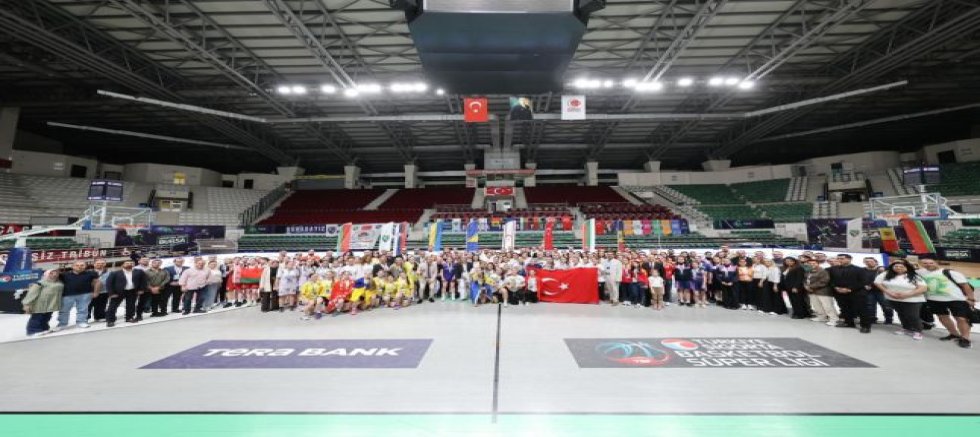 Spor şenliklerinde kardeşlik rüzgarı esti.
