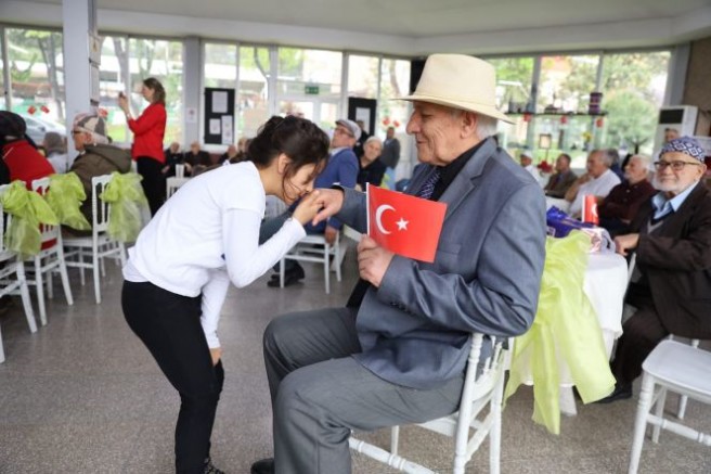 MİNİKLERDEN İÇ ISITAN 23 NİSAN KUTLAMASI