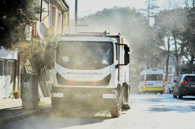 Mustafakemalpaşa Belediyesi Bayram Öncesi Temizlik Çalışmalarını Sürdürüyor