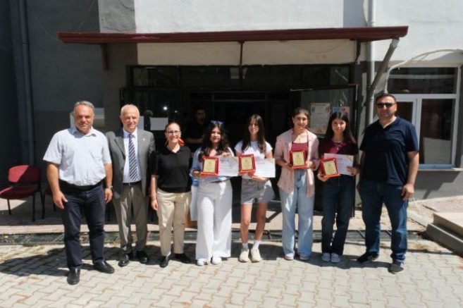 Mustafakemalpaşa’da 16 Bin Öğrenci Karne Heyecanı Yaşadı