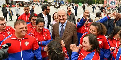 BAŞKAN ERDEM, ENGELSİZ YAŞAM MERKEZİ KURSİYERLERİYLE COŞKUYLA İSTİKLAL MARŞI OKUDU