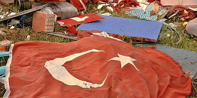 Lütfiye’de Dikkat Çeken Görüntü: Atıkların Arasında Türk Bayrağı Bulundu