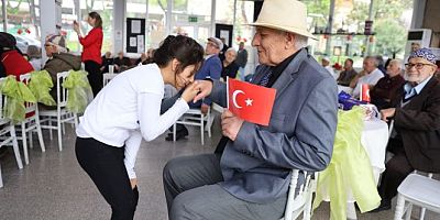 MİNİKLERDEN İÇ ISITAN 23 NİSAN KUTLAMASI