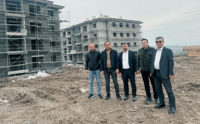 Yalıntaş TOKİ’de Gözler Süreçte: Turgut Sahada, Vatandaş Temkinli.